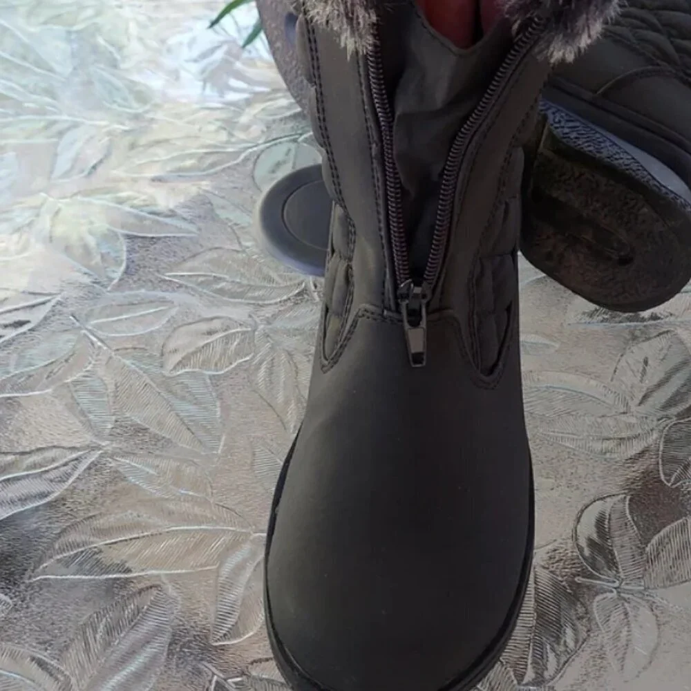 Athletech gray/black woman's boots. Size 6 Fur, Warm, Comfort.